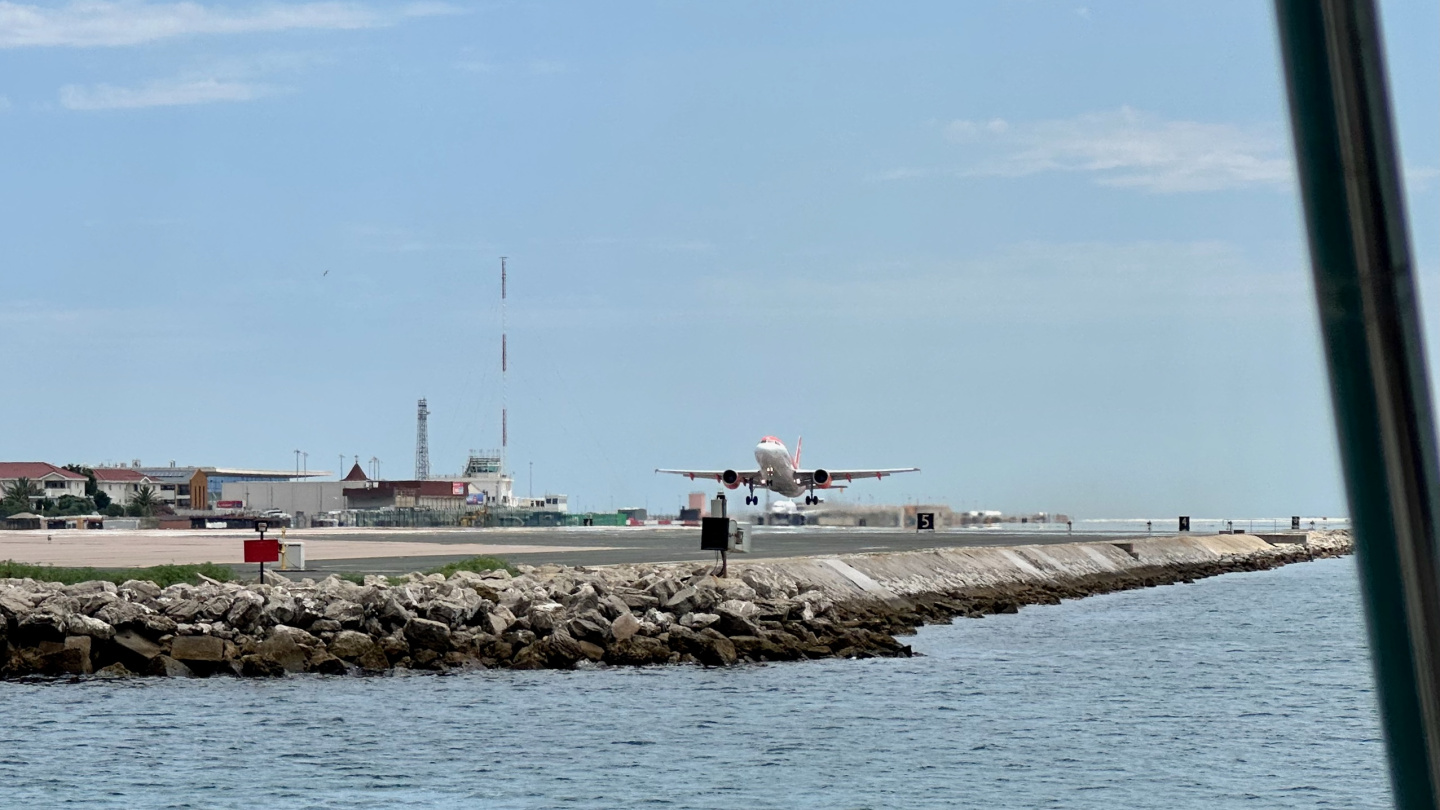 Easyjet nousussa Suwenan vieressä, Gibraltar